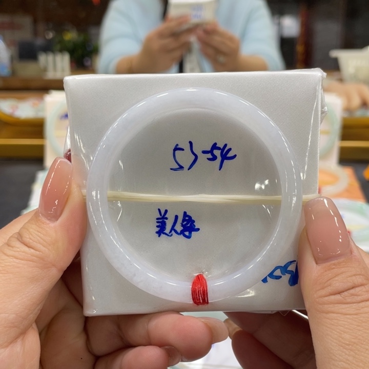 翡翠手镯未镶嵌翡翠