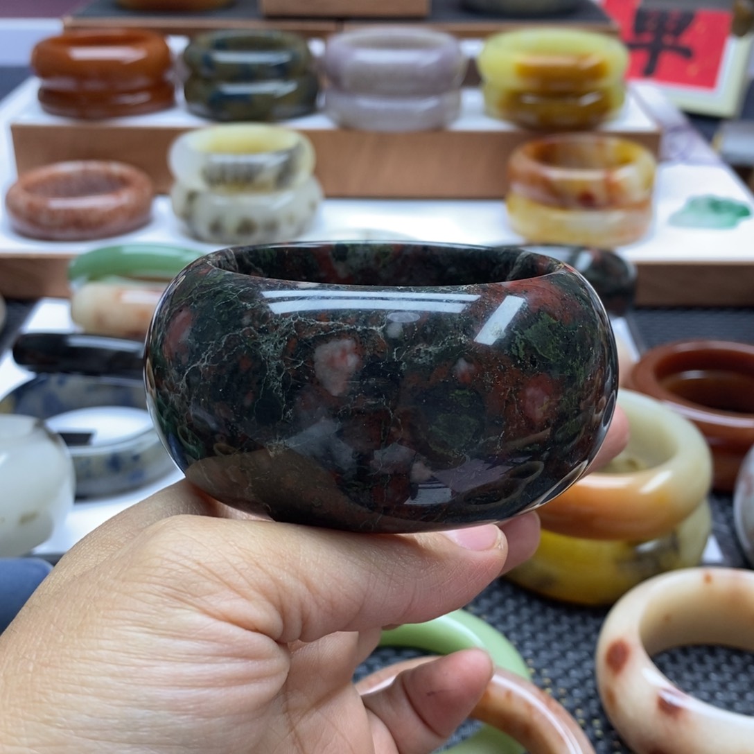 石英质玉手镯未镶嵌小**子