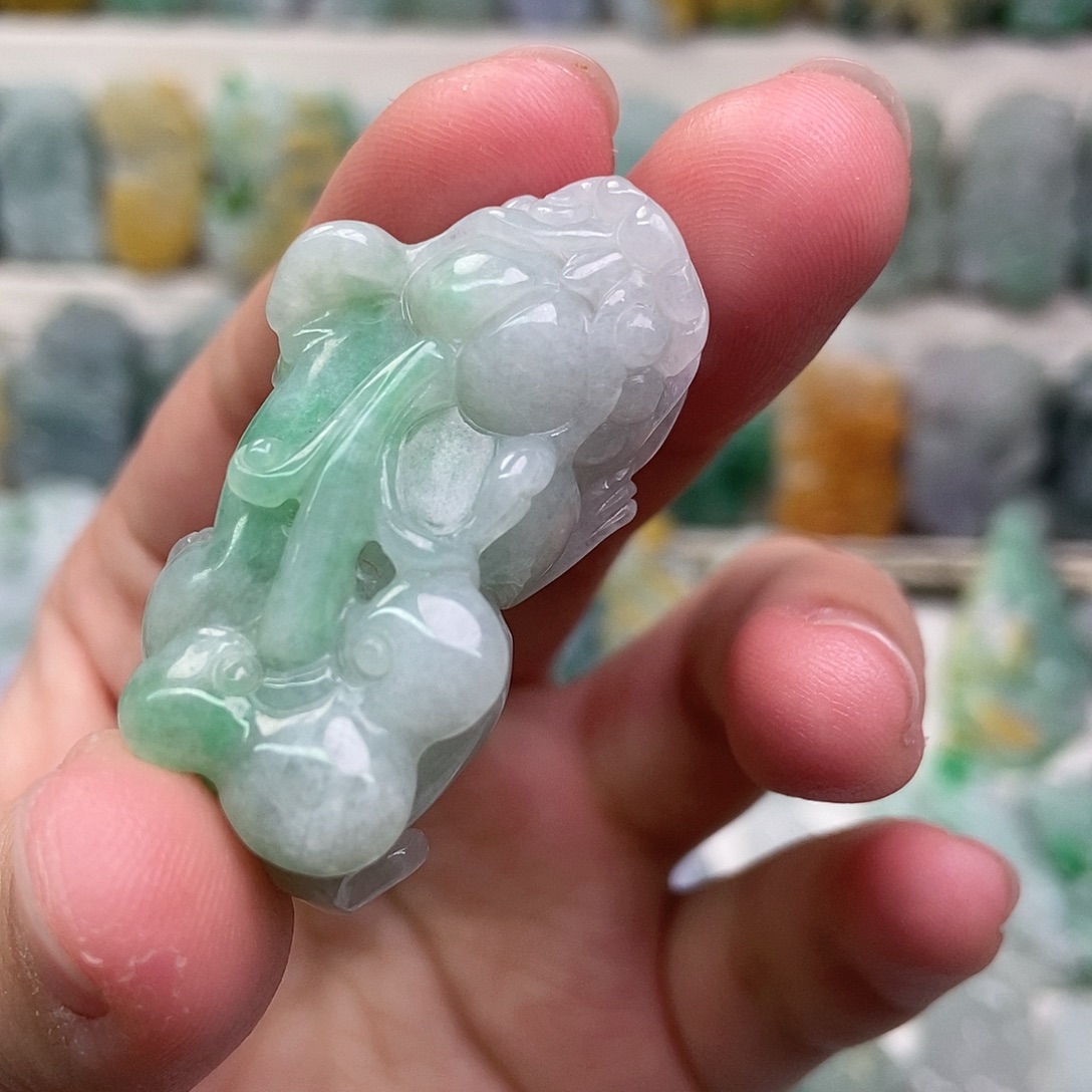 翡翠未镶嵌吊坠(赠链)