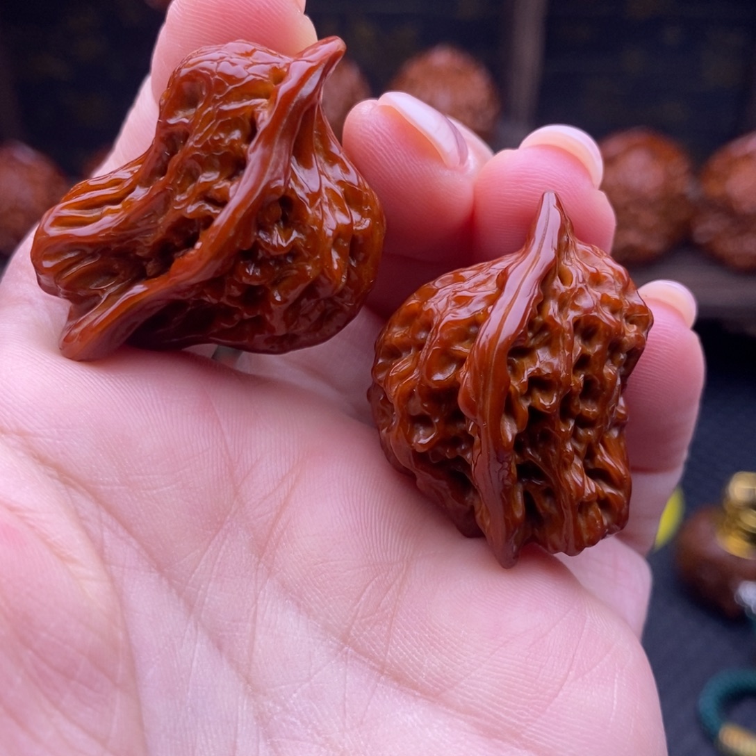 文玩核桃吊坠报喜鸟