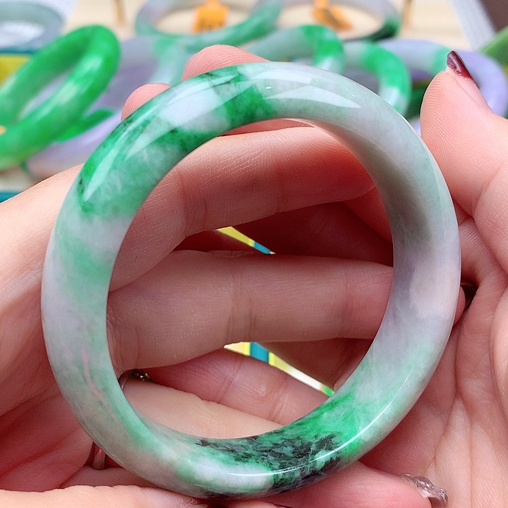 翡翠手镯未镶嵌翡翠