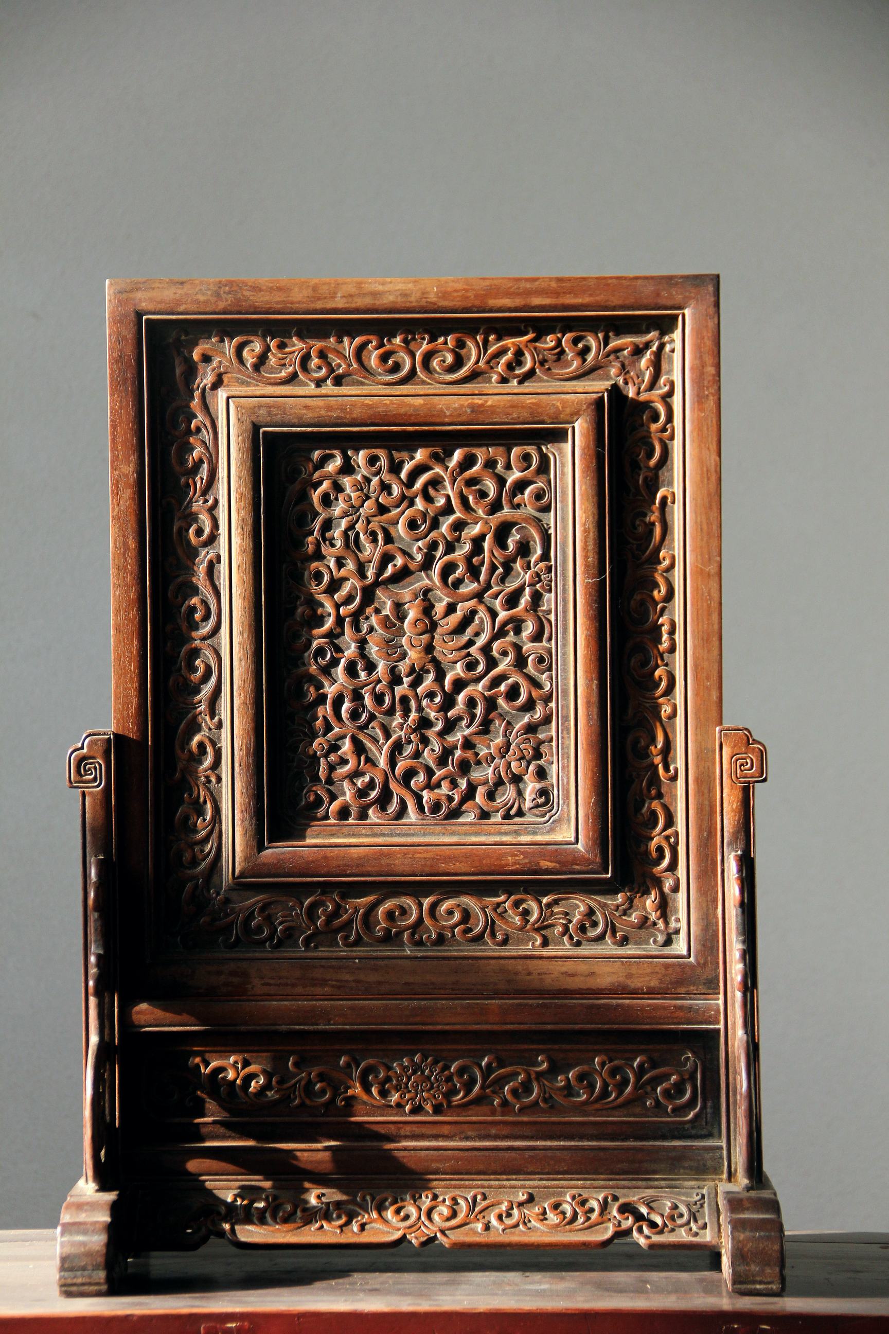 案屏皮壳包浆自然，做工精细，纹理非常漂亮