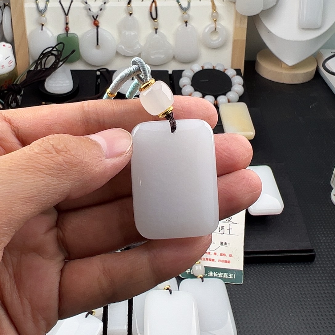 石英质玉（金丝玉）未镶嵌颈饰