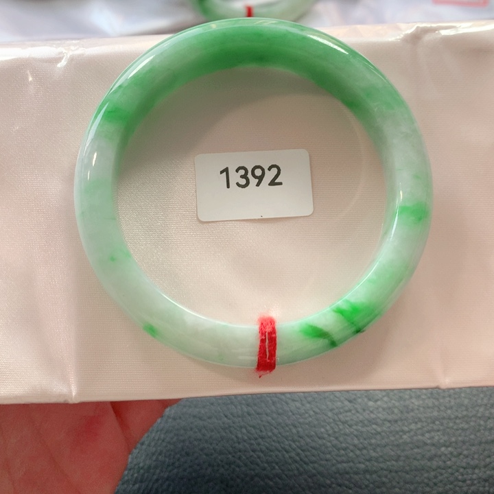 翡翠手镯未镶嵌天然翡翠手镯