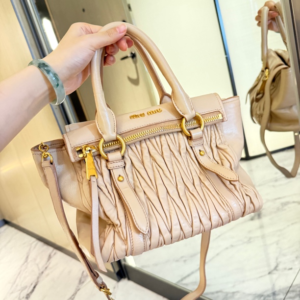 95新 MIU MIU/缪缪 裸粉色褶皱托特手提斜挎单肩包