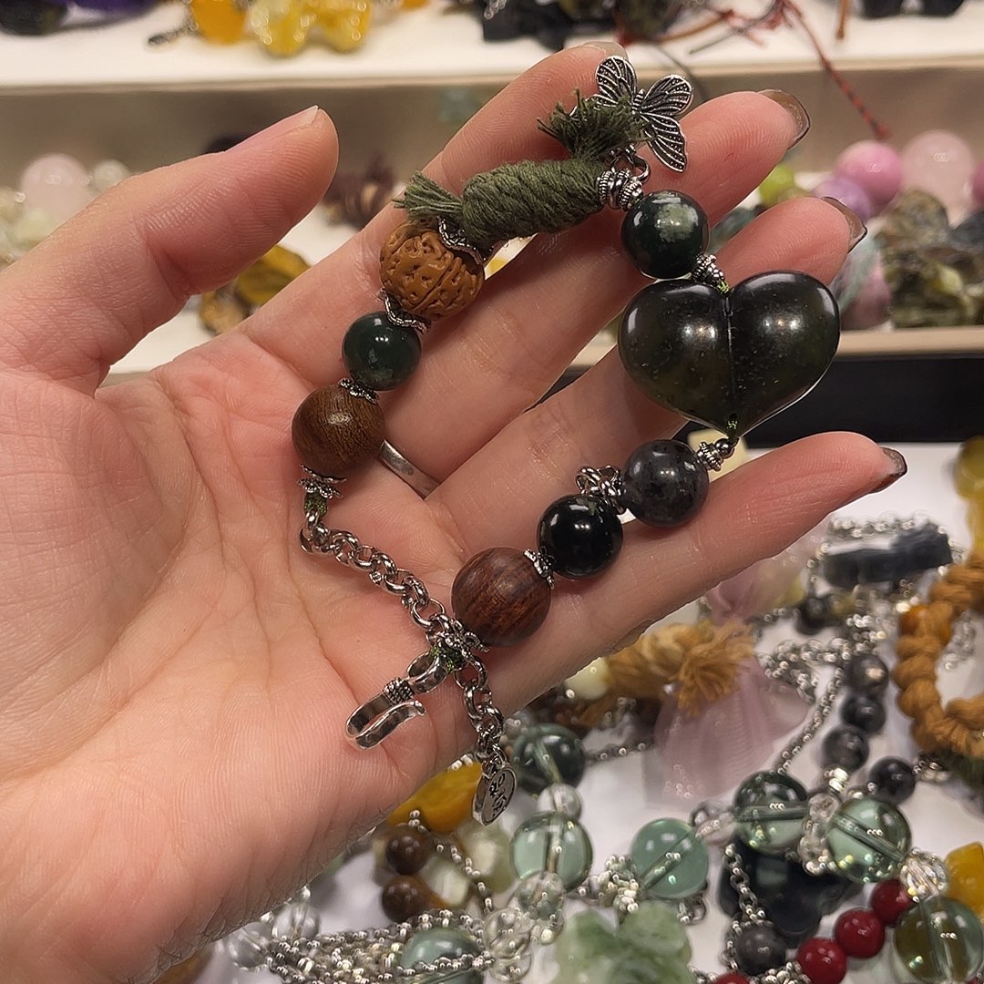 年***包蛇纹石玉合金颈饰