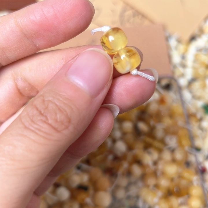 蜜蜡未镶嵌裸石8.3mm一对