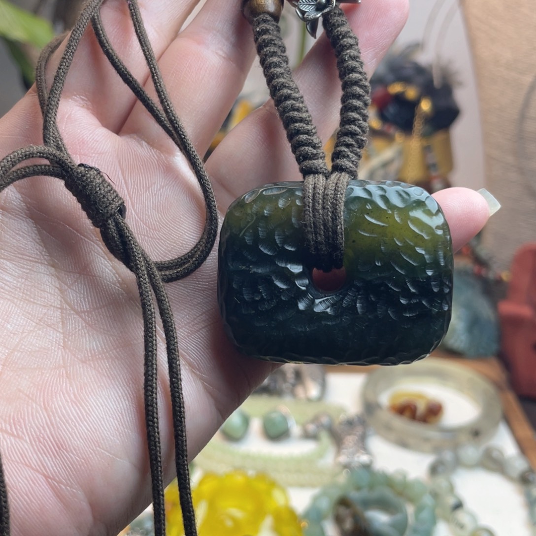 未镶嵌蛇纹石玉吊坠