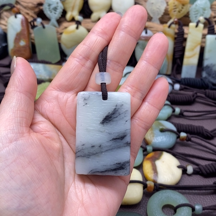 佛****蛇纹石玉未镶嵌颈饰