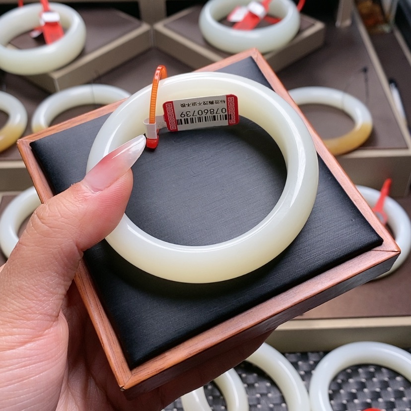 【闪购商品】和田玉手镯未镶嵌招*喵