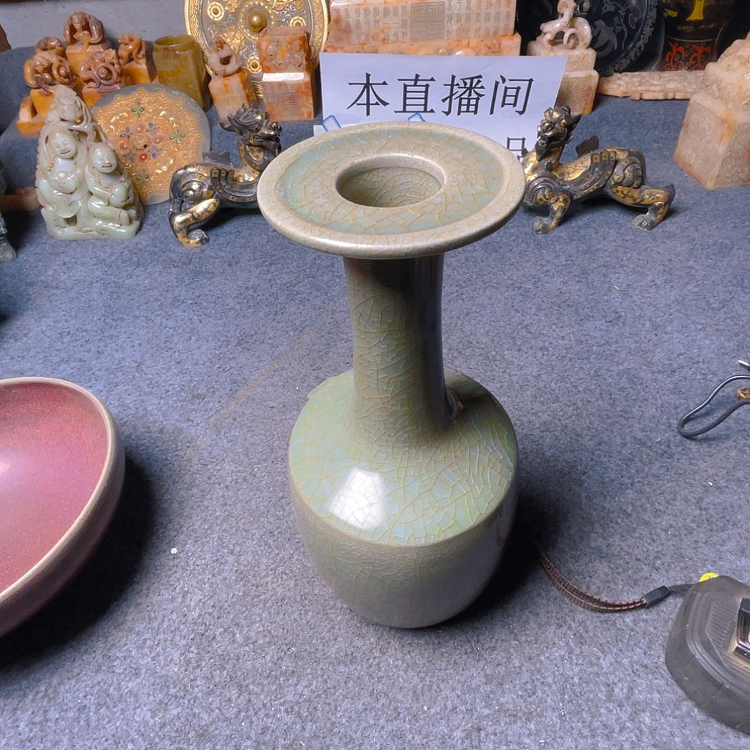 碟坎坎坷坷地走过这座