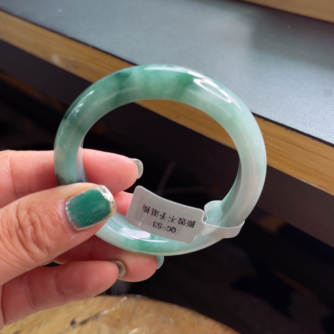 翡翠手镯未镶嵌手镯