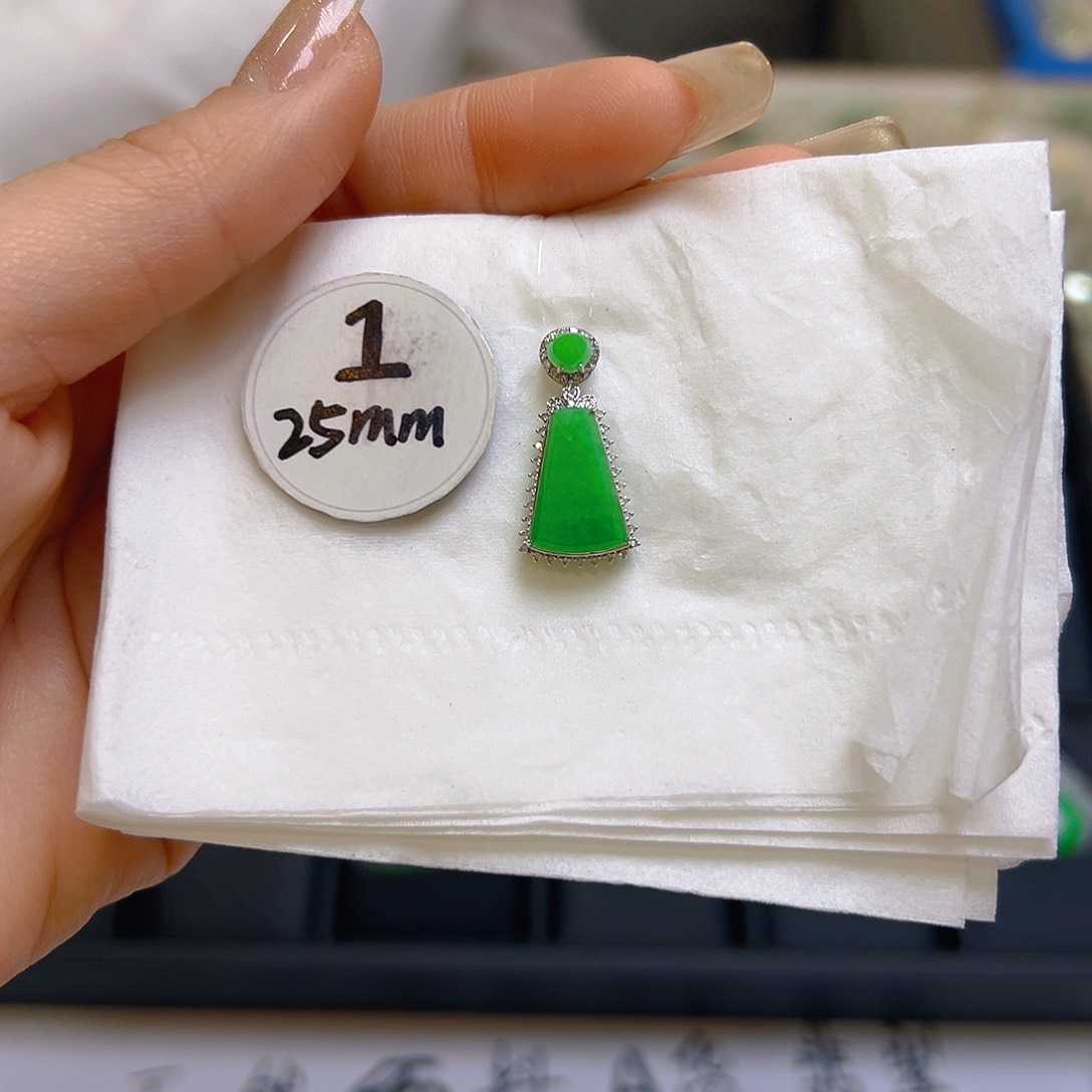 翡翠颈饰18K金镶嵌翡翠