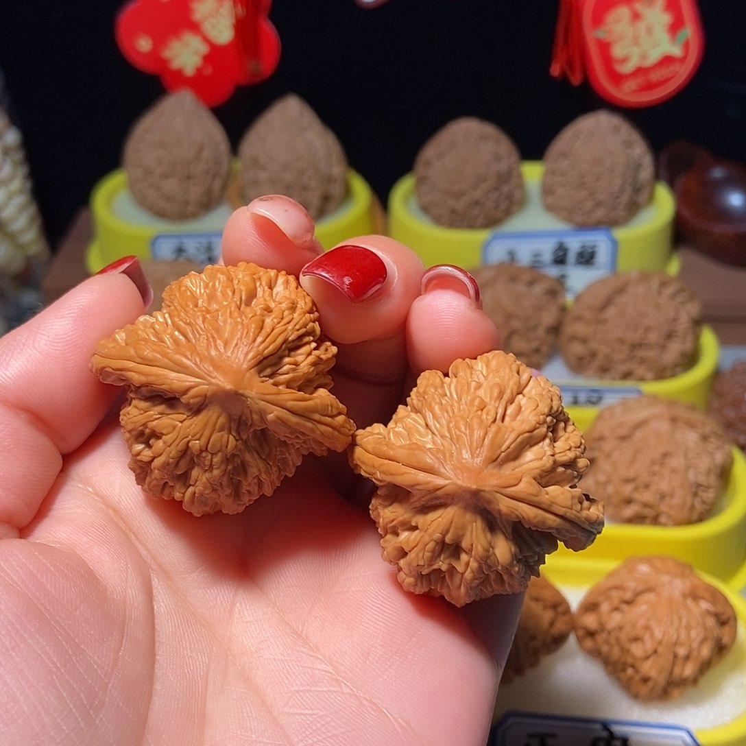 文玩核桃吊坠虎头
