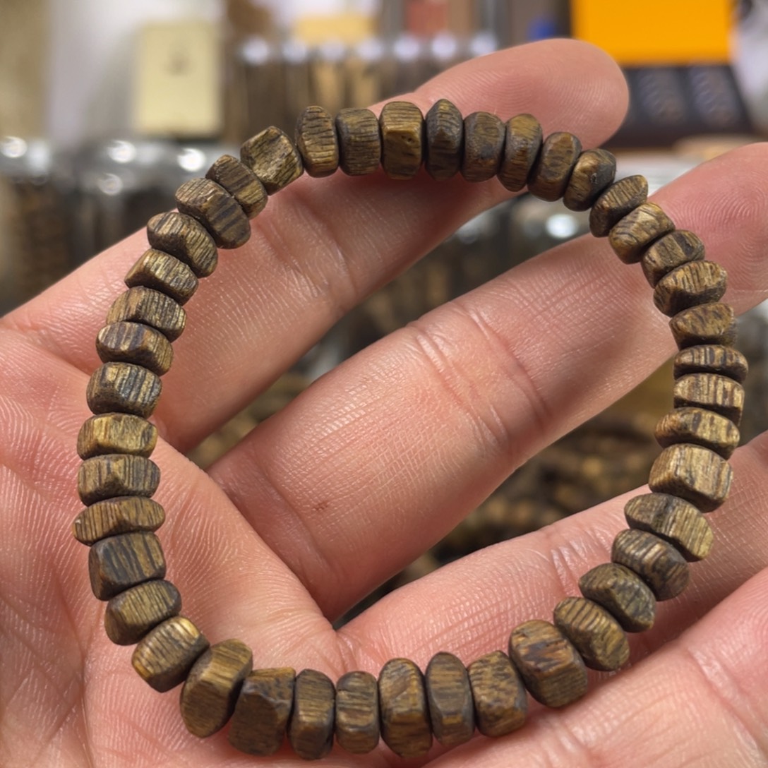 奇楠手串碎银子横纹4克