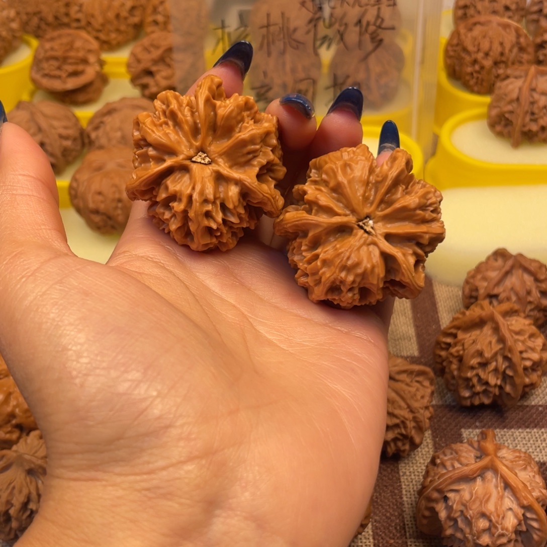 艾***主吊坠文玩核桃帝王三棱