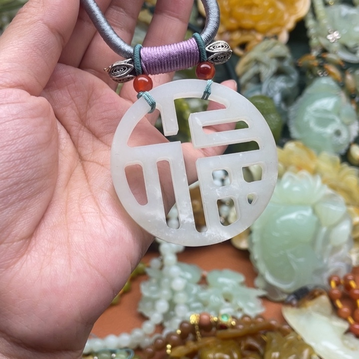 蛇纹石玉吊坠合金