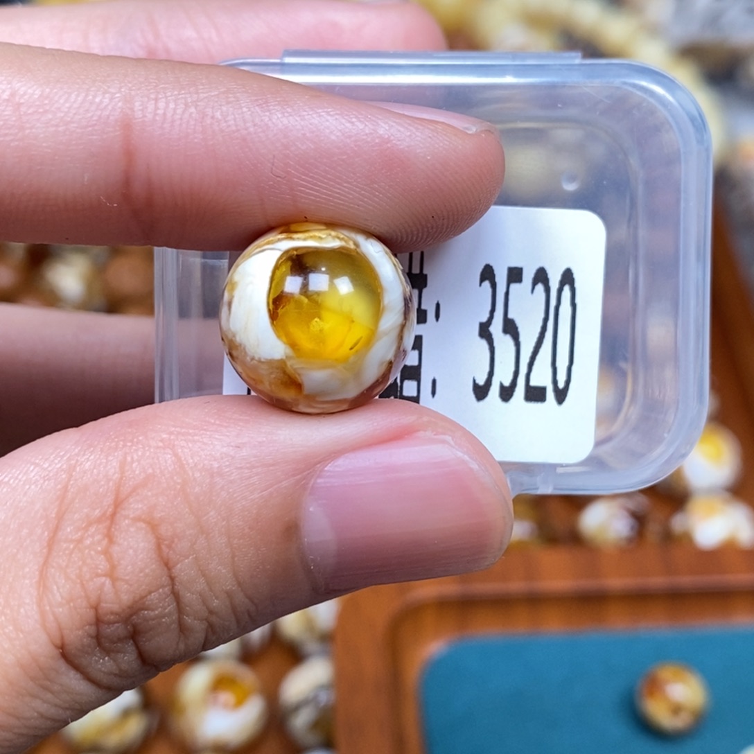 蜜蜡未镶嵌珠宝奇石3520