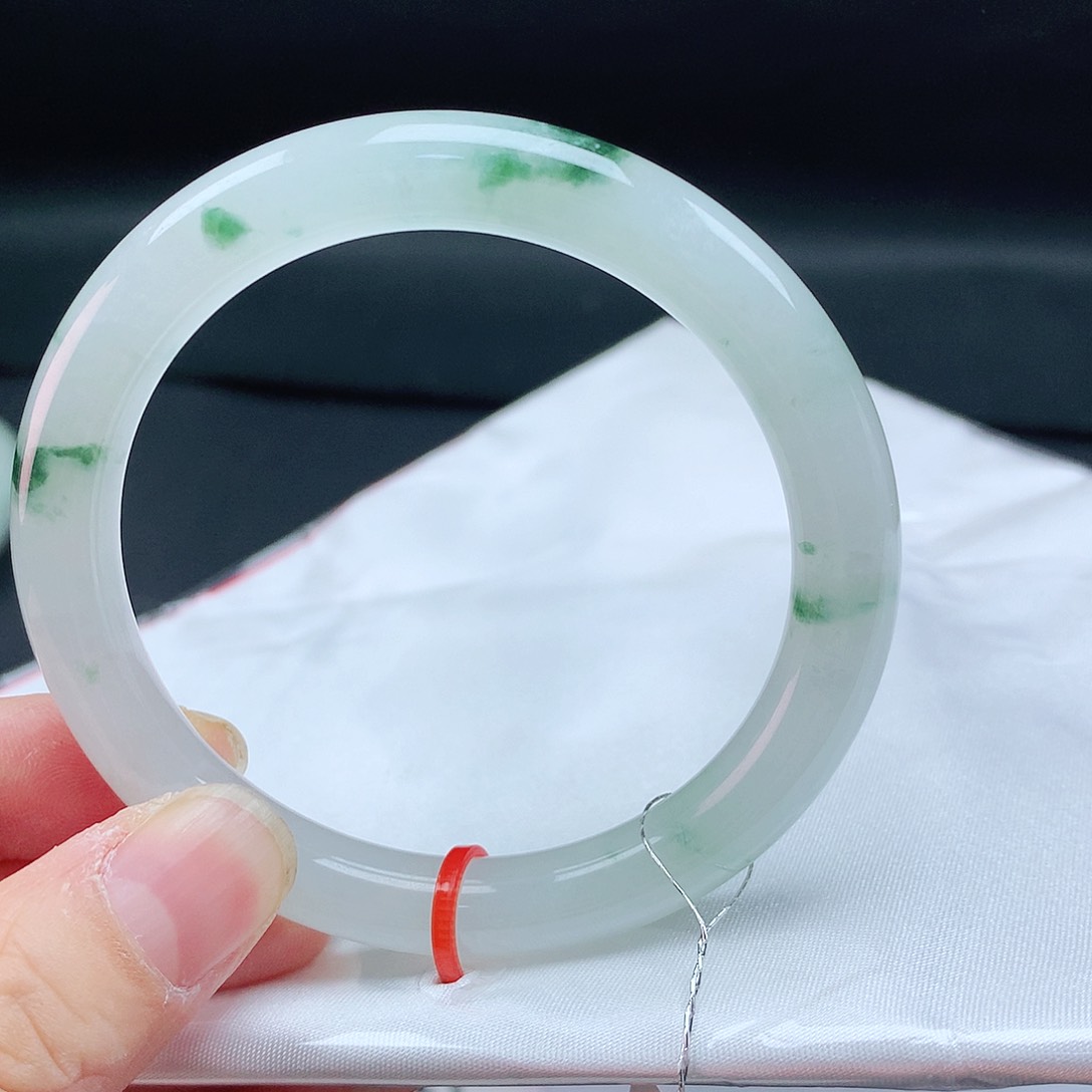 翡翠手镯未镶嵌54圈