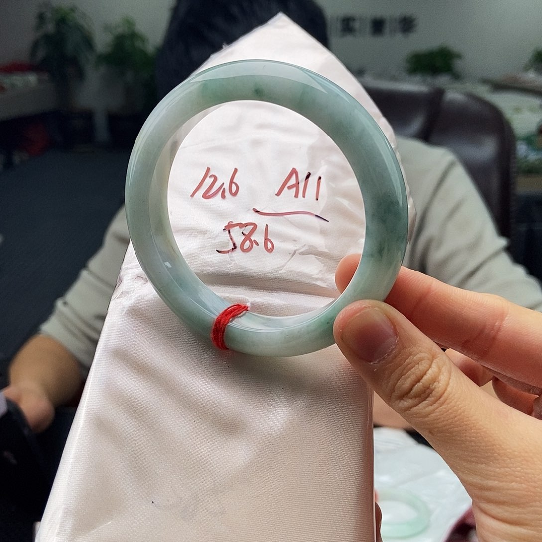 翡翠未镶嵌手镯颜色多样性发拍一发一