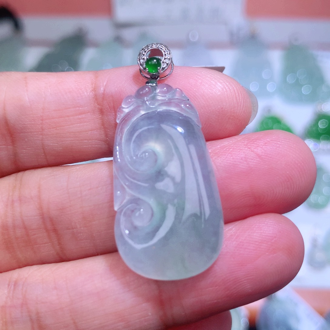 翡翠18K金镶嵌颈饰如意