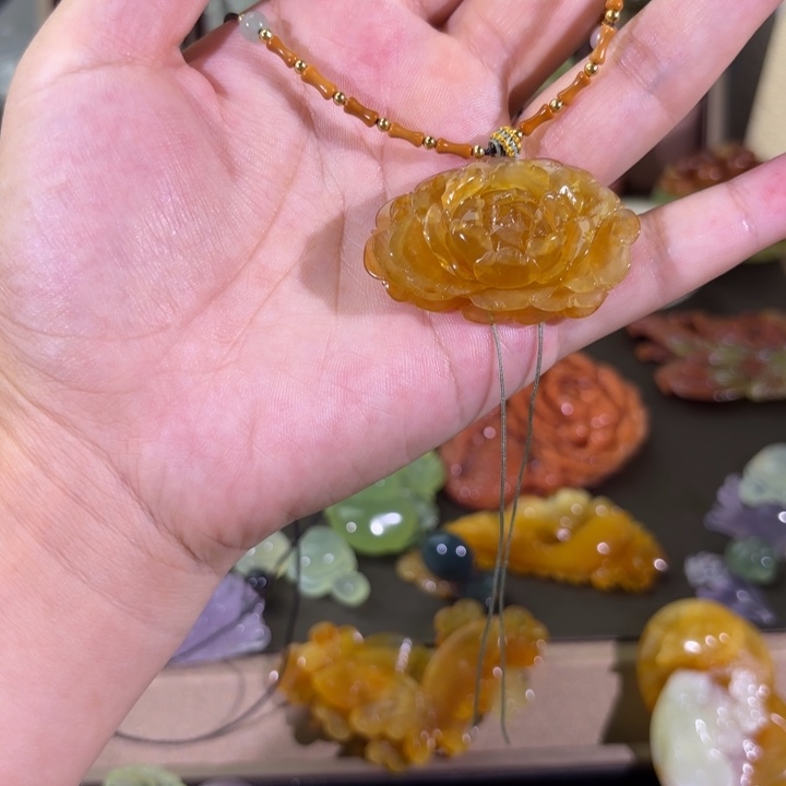 蛇纹石玉未镶嵌颈饰