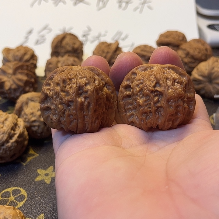 文玩核桃吊坠血麒麟