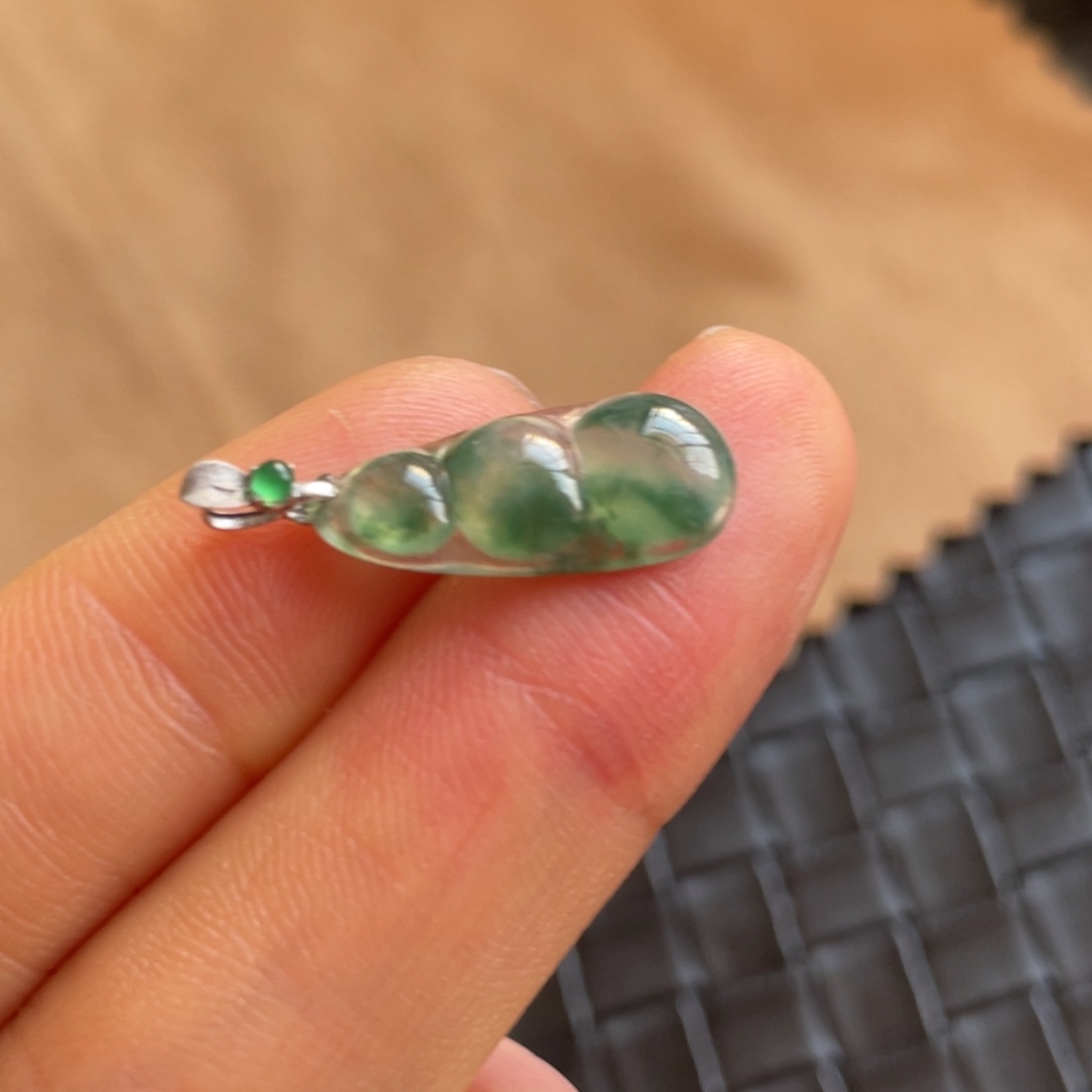 翡翠颈饰18K金镶嵌福豆