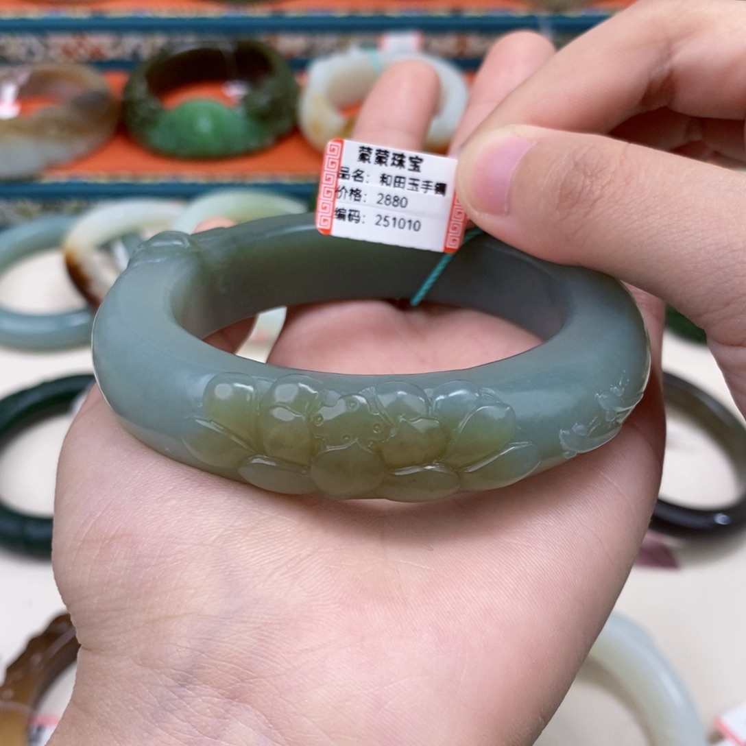 蒲***蒲和田玉未镶嵌手镯