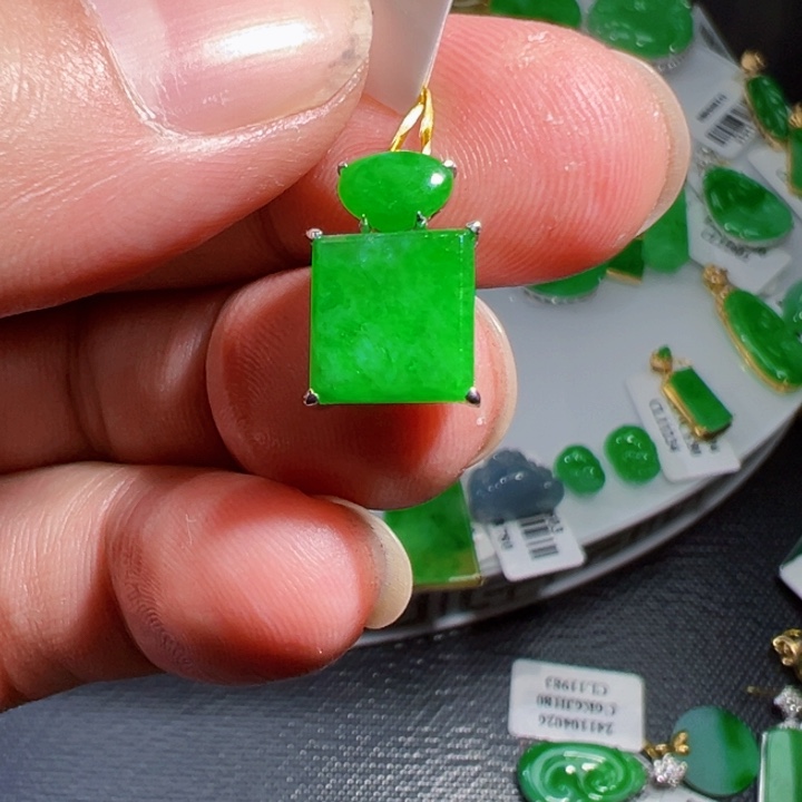 翡翠挂件18K金镶嵌翡翠