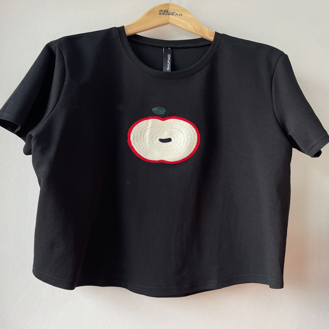 水淼26春季新款2586短款刺绣苹果体恤