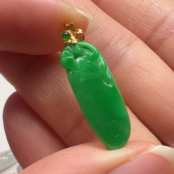 翡翠18K金镶嵌颈饰吊坠