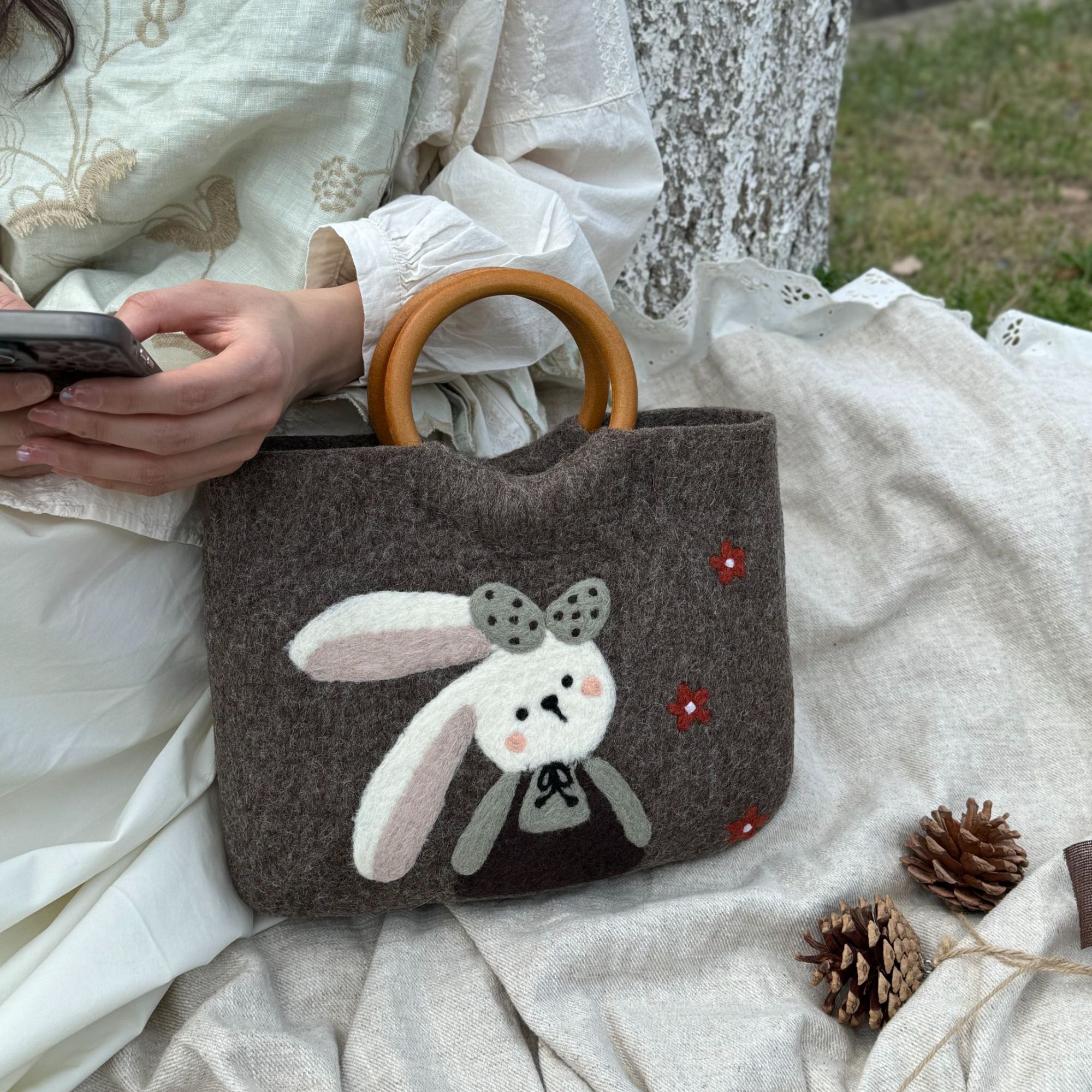 圆木手柄三花兔纯手工制作毛毡包包手提女式创意森系可爱