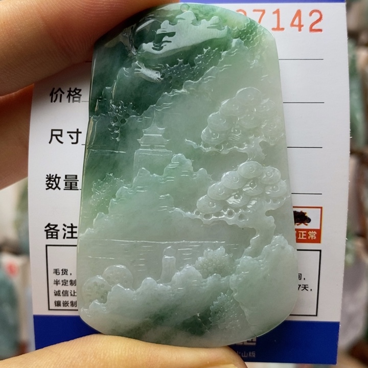 翡翠未镶嵌颈饰山水