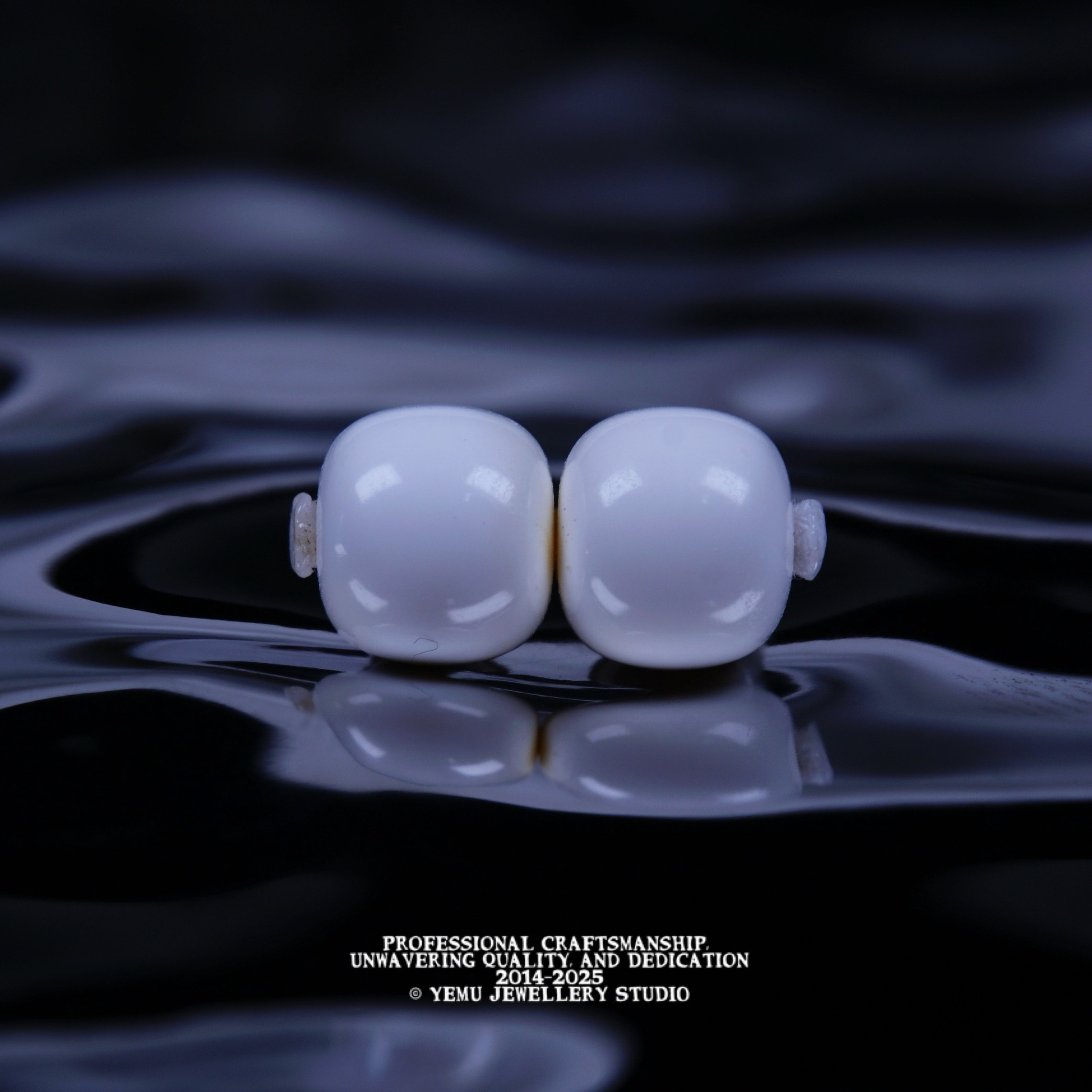 A2一物一拍 7毫米（7.3mm)顶漆白老型对珠 天然俄料蜜蜡