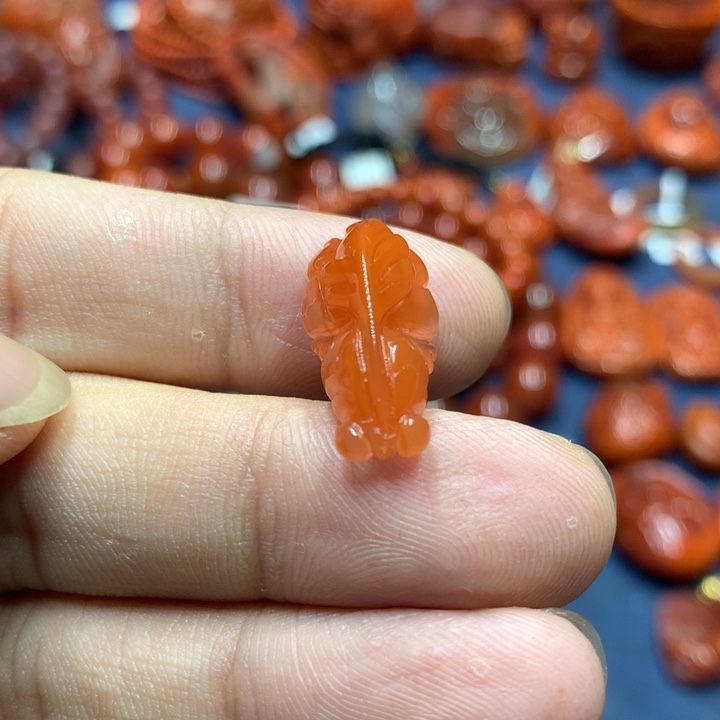 南红玛瑙小挂件未镶嵌