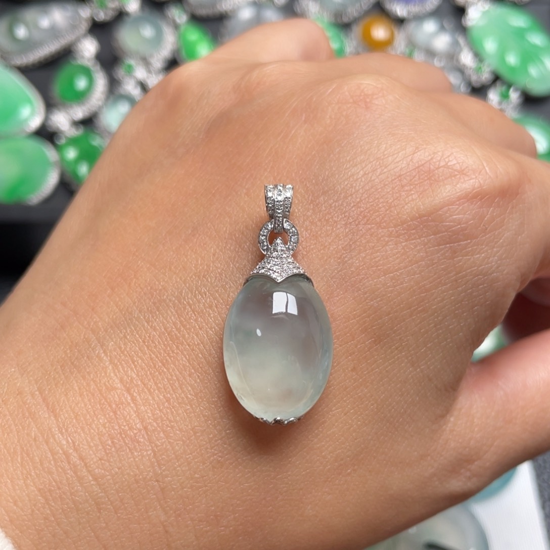 翡翠颈饰18K金镶嵌冰蛋