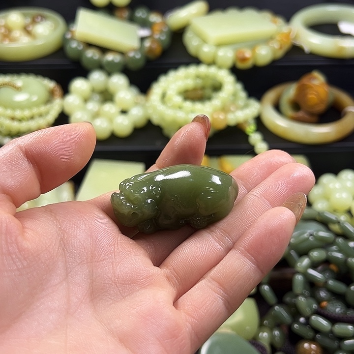 一***雪岫岩老玉（透闪石质玉）未镶嵌颈饰