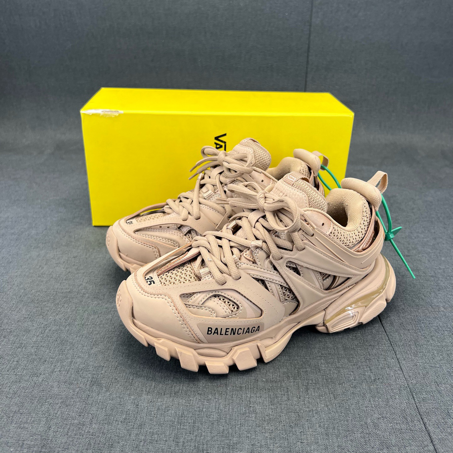 95新 Balenciaga/巴黎世家 码数35巴黎世家鞋 track 浅褐色原盒