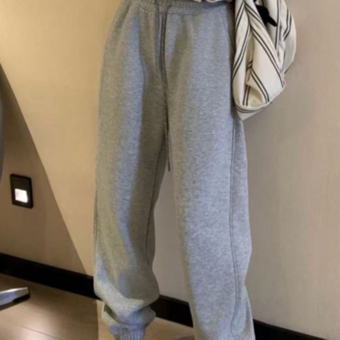 纯色加绒束脚宽松卫裤