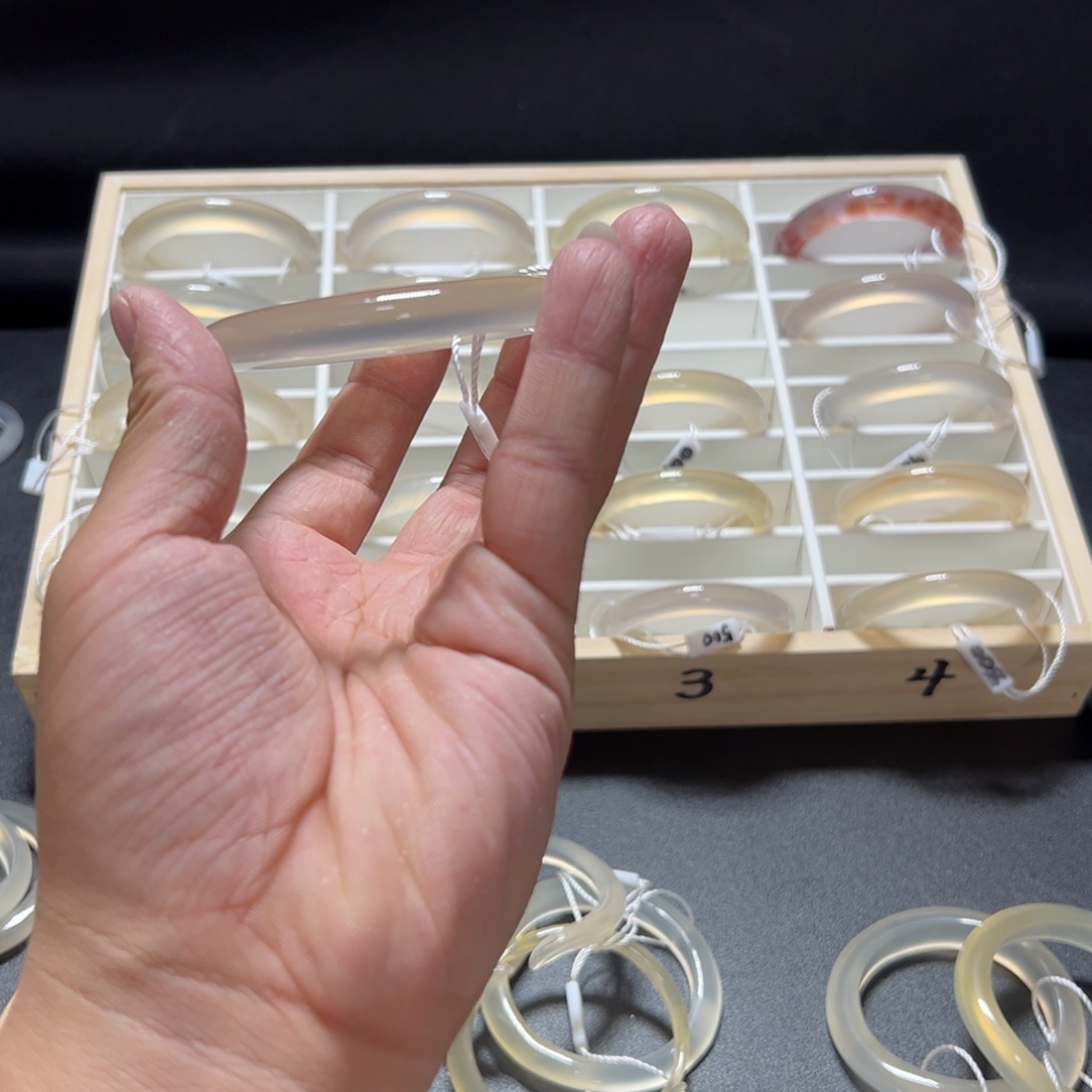 玛瑙/玉髓手镯未镶嵌花****财