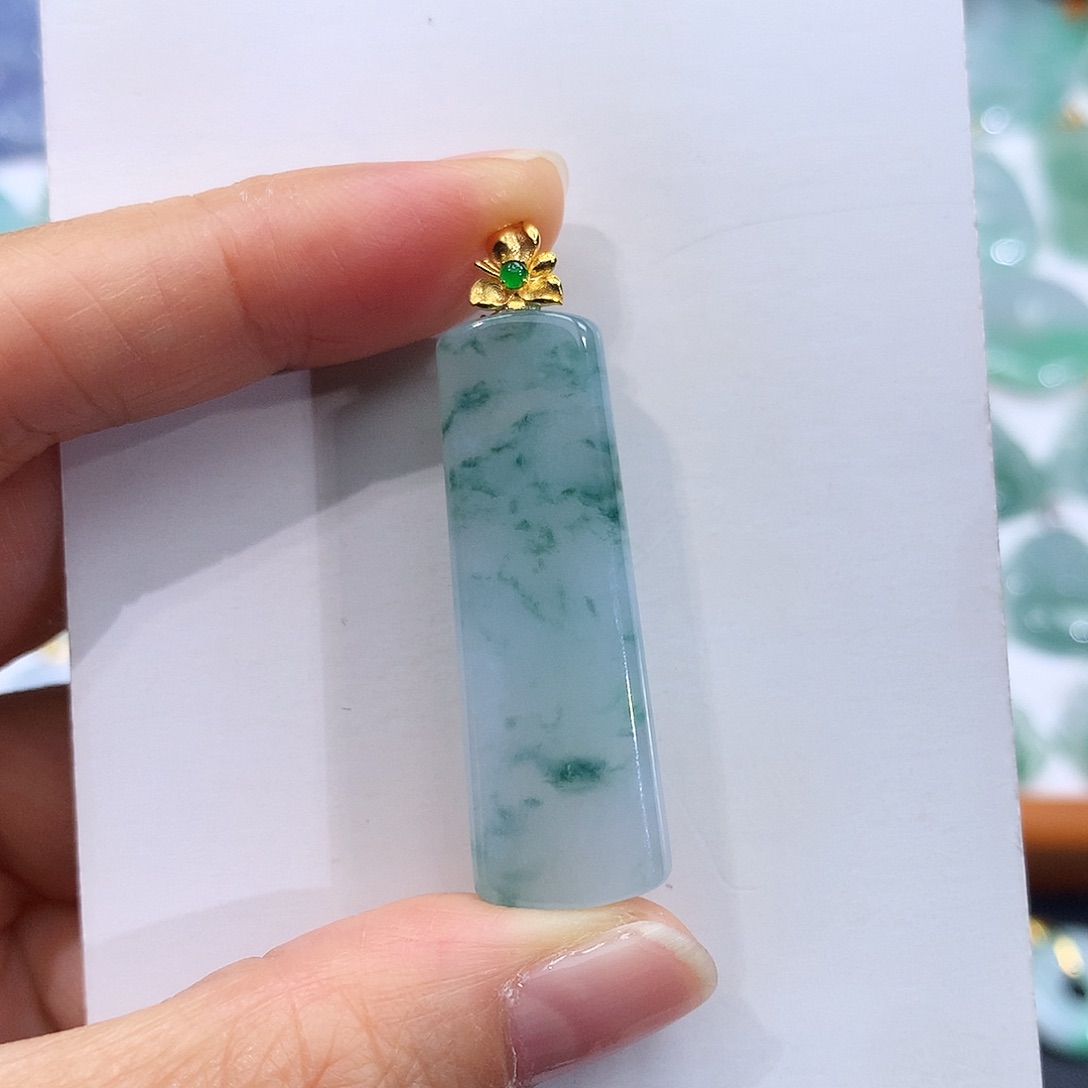 翡翠18K金镶嵌颈饰翡翠吊坠
