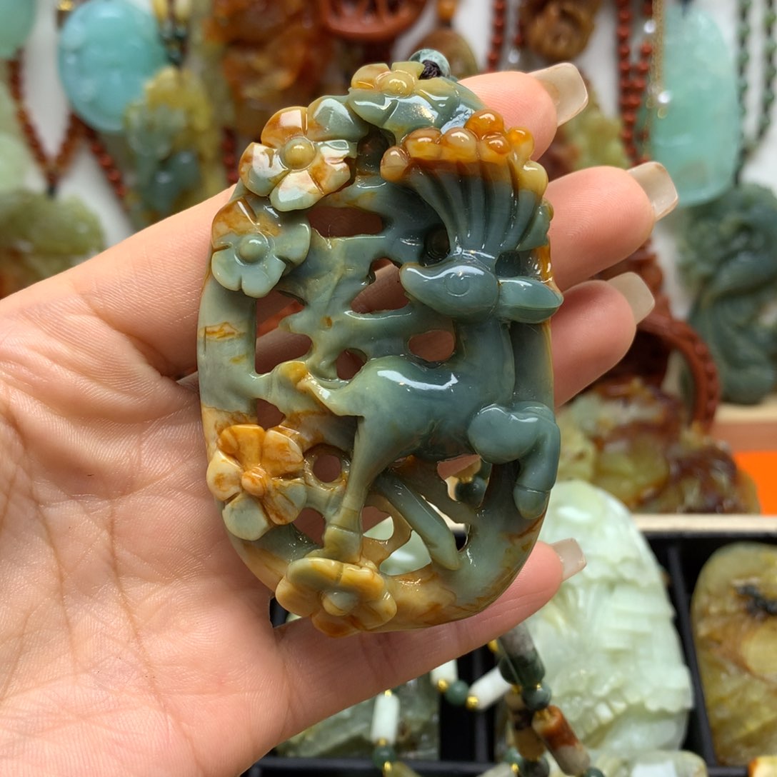 蛇纹石玉颈饰未镶嵌