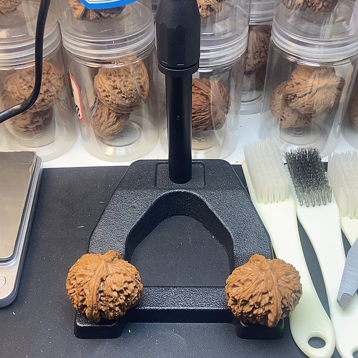 文玩核桃吊坠白狮子