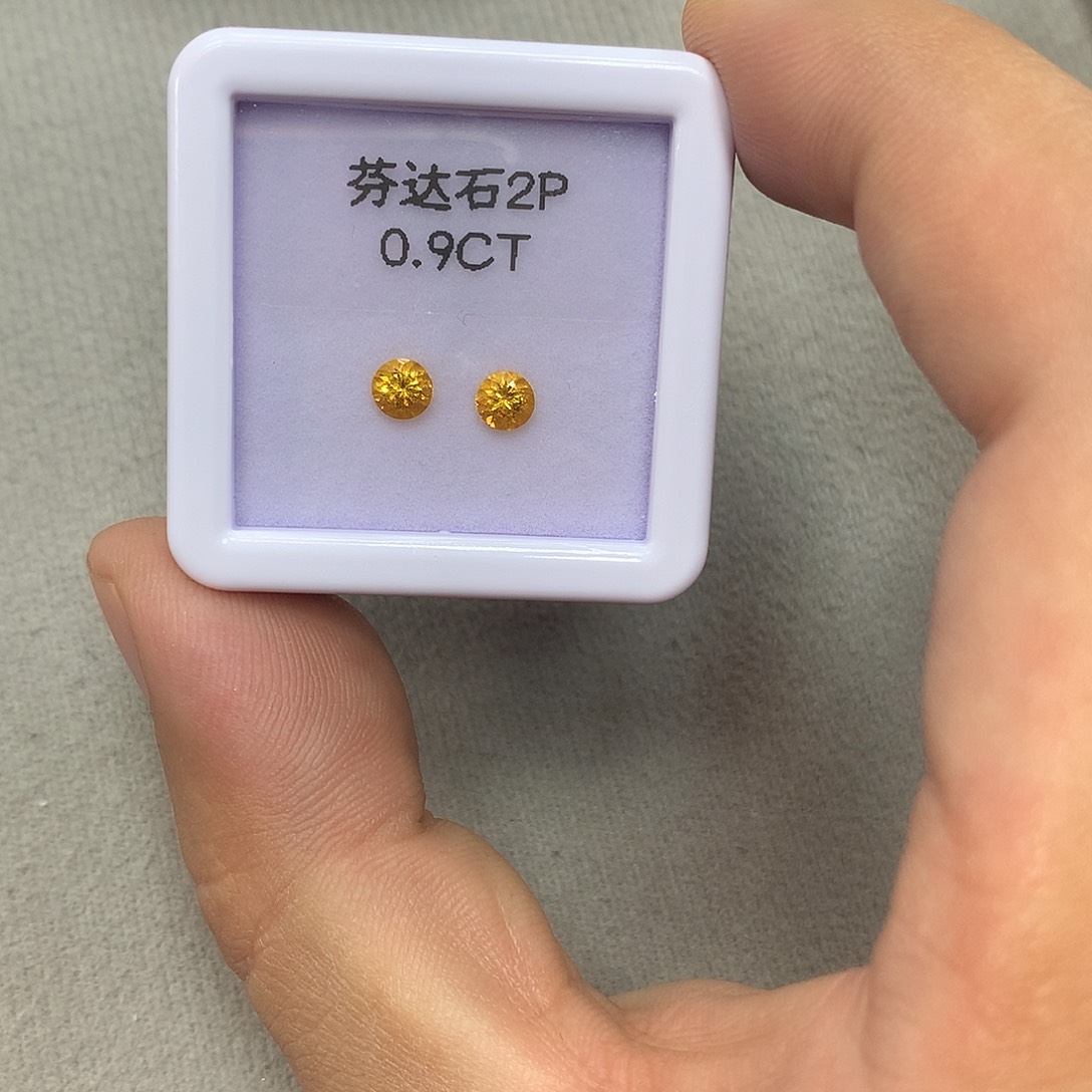 未镶嵌裸石石榴石（芬达石）0.9ct天然芬达