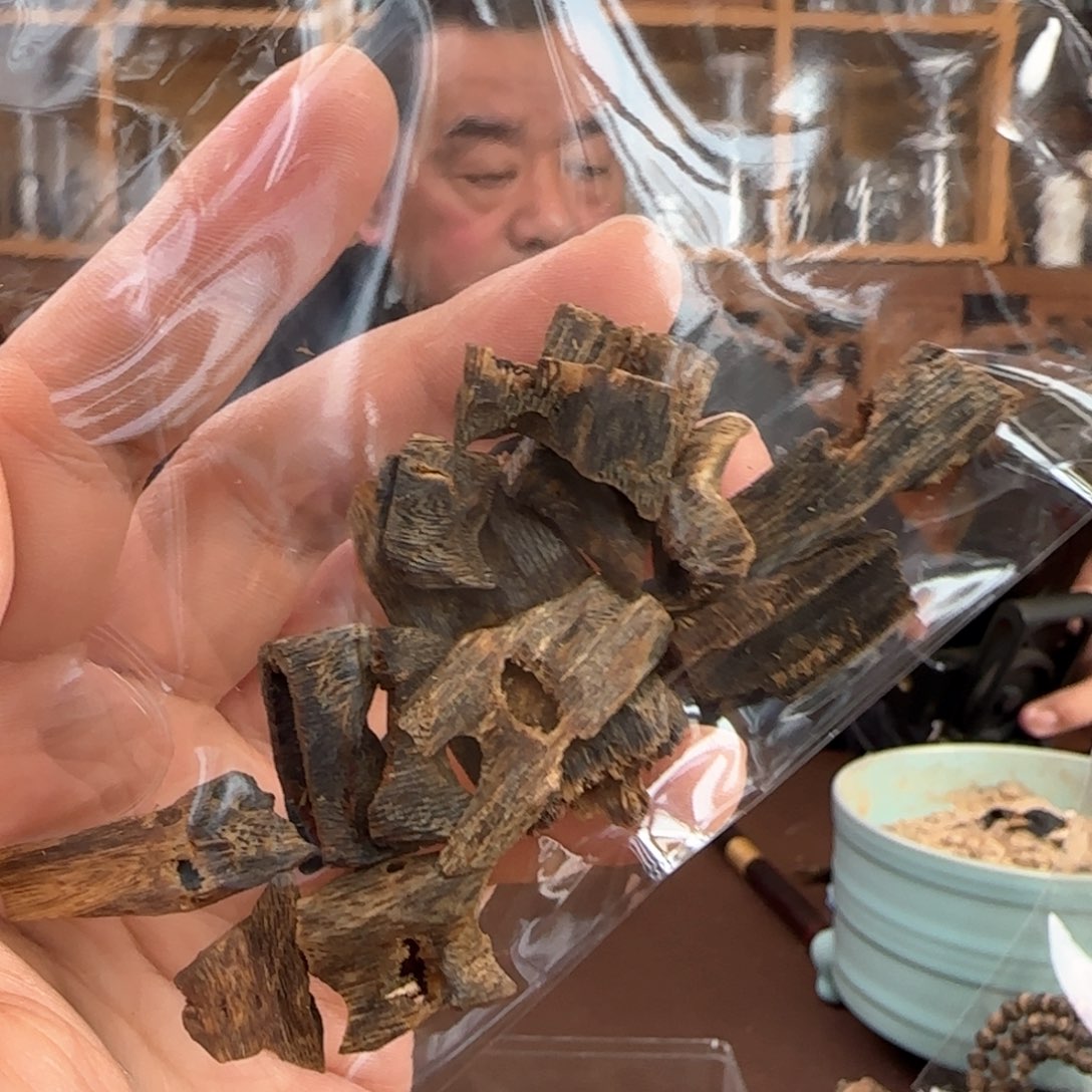 沉香摆件奇楠乌身圆叶红油沉水料10克