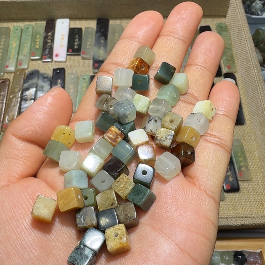 和田玉未镶嵌珠宝奇石卡七50颗