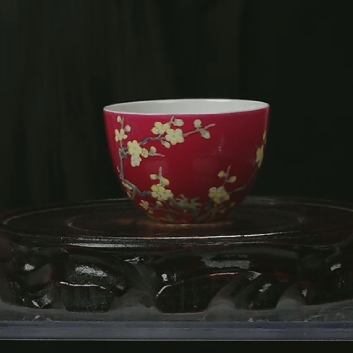 M胭脂红地粉彩梅花纹卧足杯