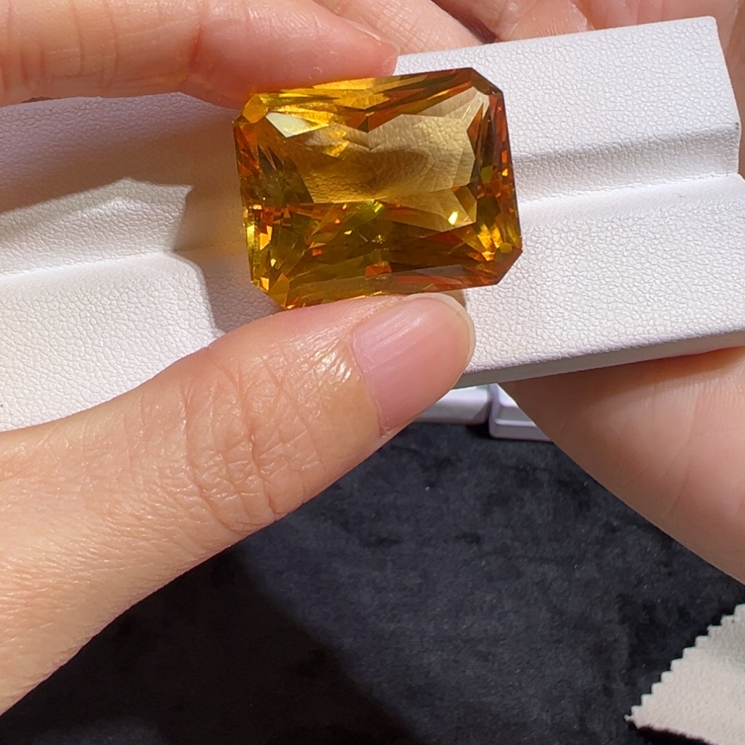 珠宝半成品未镶嵌黄晶61ct