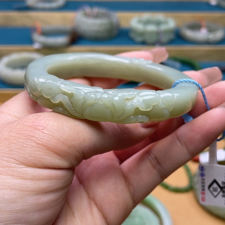 和田玉手镯57圈口。编号104未镶嵌